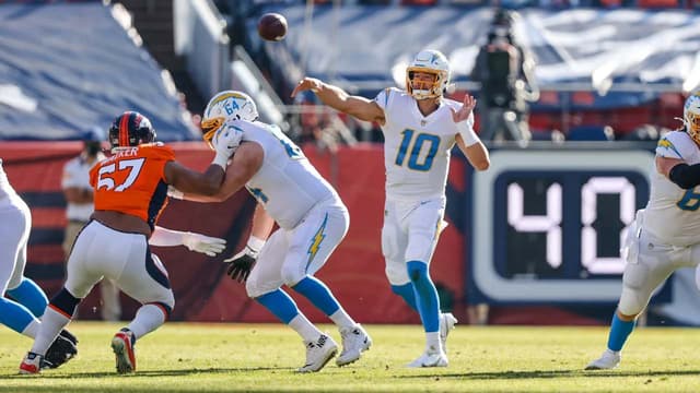 Justin Herbert em partida contra os Broncos na semana 8