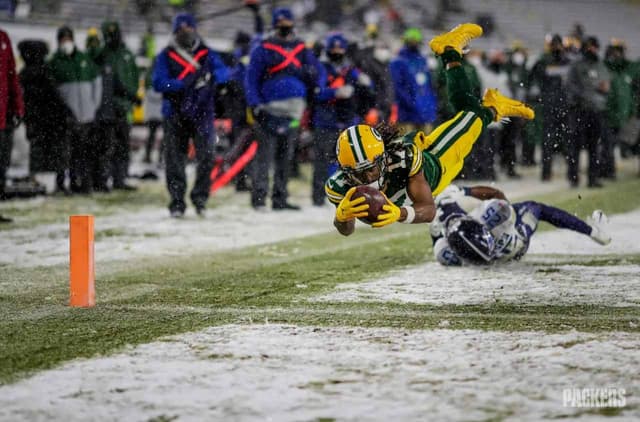 Davante Adams quebra tackle e mergulha na endzone para abrir o placar para os Packers