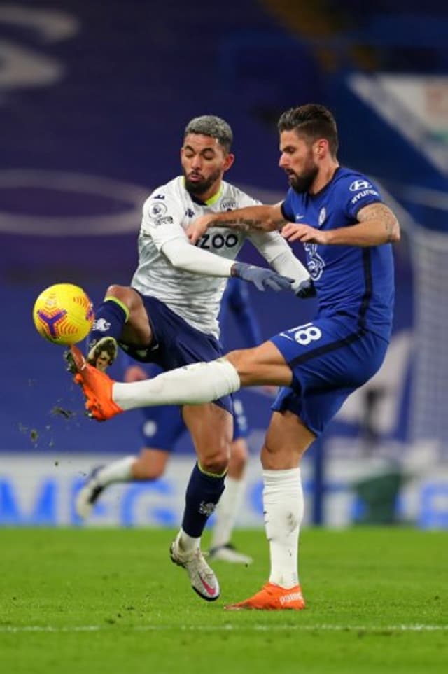 Chelsea x Aston Villa - Douglas e Giroud