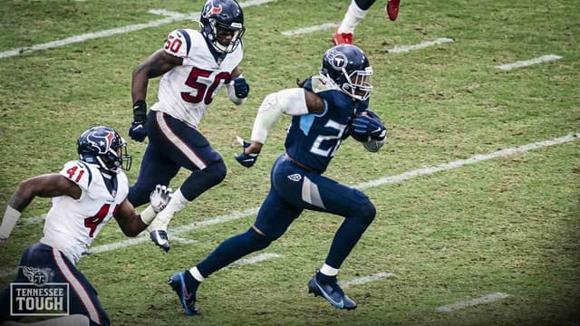 Derrick Henry é perseguido por defensores dos Texans na semana 6