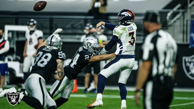 Johnathan Abram e Maxx Crosby perseguem Drew Lock durante confronto da semana 10