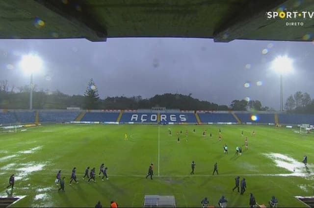 Campo alagado - Benfica x Santa Clara