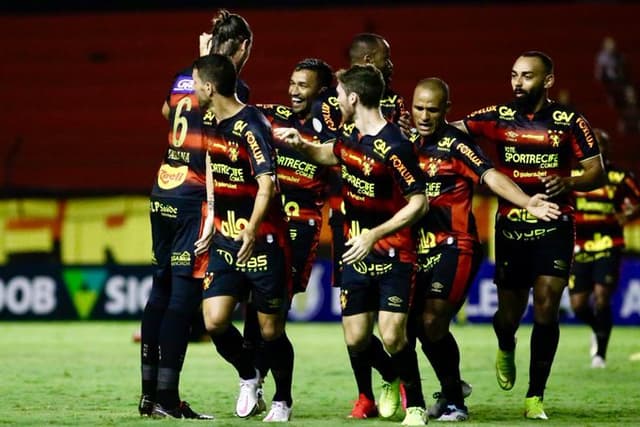 Jogadores do Sport celebram gol contra o Fortaleza