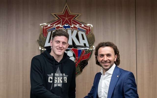 Adolfo Gaich (esquerda) na sua chegada ao CSKA