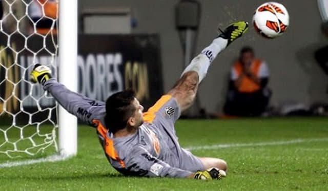 Victor se eternizou no Galo defendendo com o pé esquerdo, um pênalti aos 48 minutos do segundo tempo, na cobrança de Riascos nas quartas de final da Libertadores de 2013. O dia 30 de maio é celebrado pelos atleticanos como "Dia de São Victor"