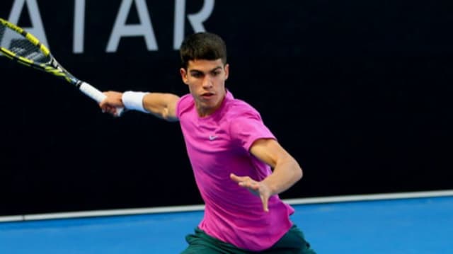 Carlos Alcaraz em ação contra Hugo Dellien na final do quali do Australian Open