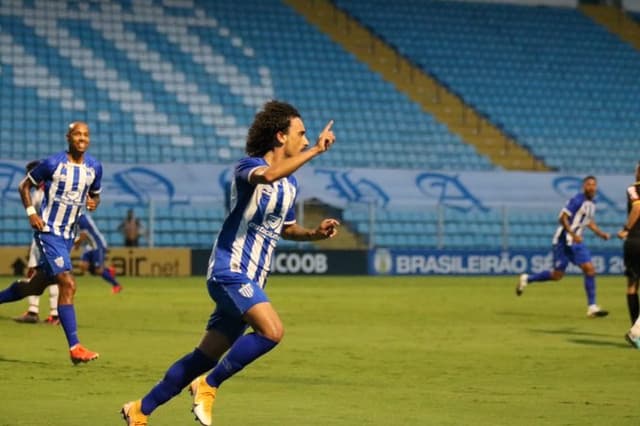 Valdívia, do Avaí, celebra gol contra o Vitória