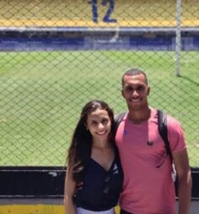 Lucas Braga com a esposa na Bombonera