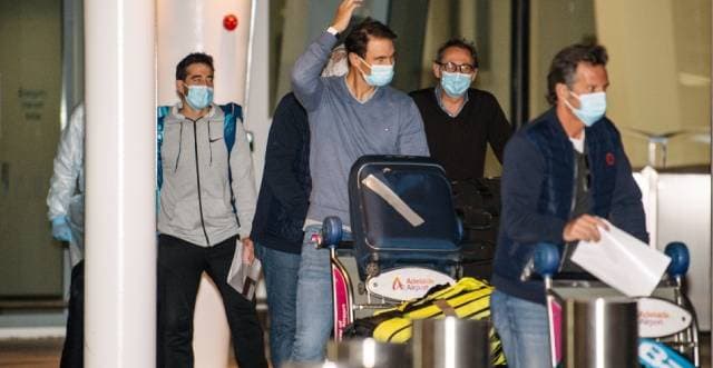 Rafael Nadal na chegada ao aeroporto de Adelaide