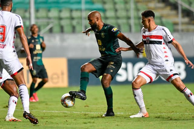 O Coelho não estava muito concentrado no duelo contra o Botafogo-SP, tendo dificuldades com o time paulista