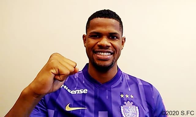 Júnior Santos com a camisa do Sanfrecce Hiroshima