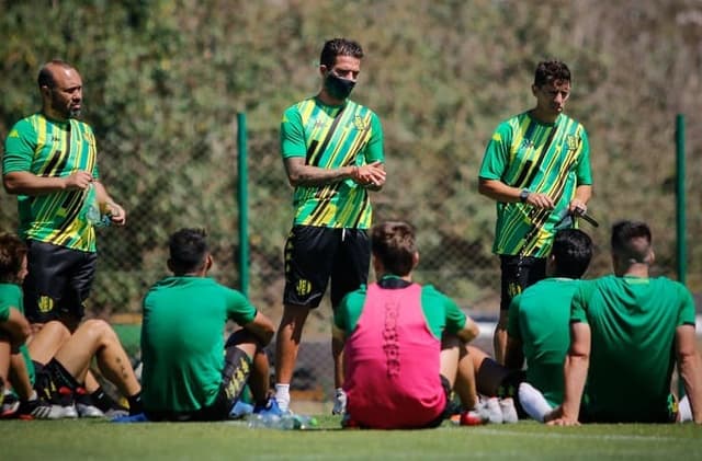 Fernando Gago comandando treino do Aldosivi