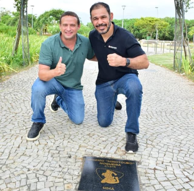 Rogério Minotouro com Marcelo Arar na calçada da fama das artes marciais