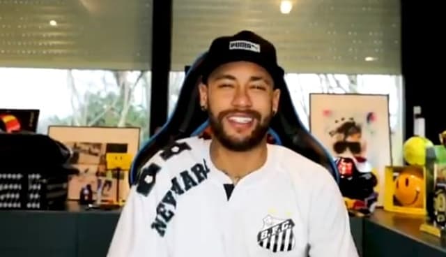 Neymar com a camisa do Santos