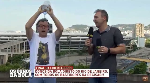 Neto toma banho na porta do Maracanã