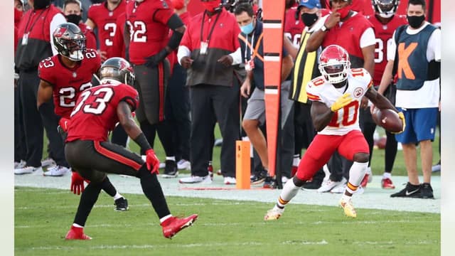 Tyreek Hill castiga a secundária de Tampa Bay em duelo na semana 12