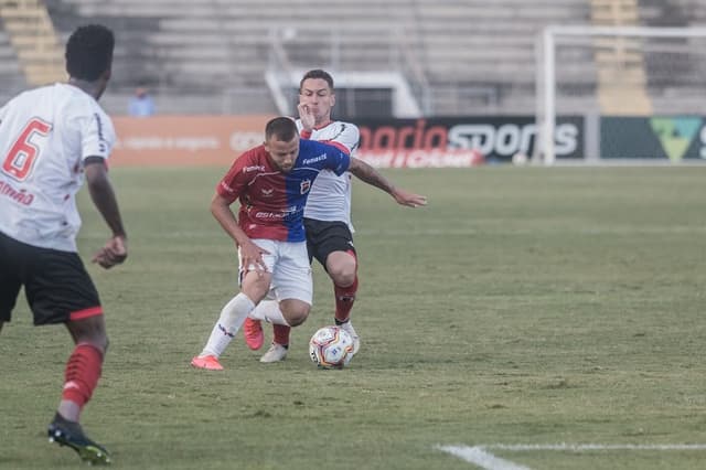 Paraná x Botafogo-SP - Gabriel Pires