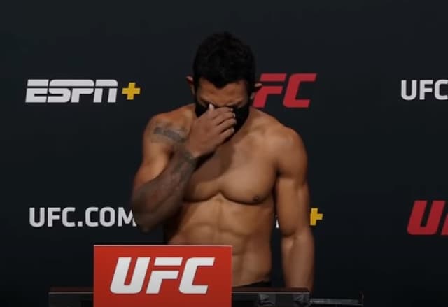 Rafael Alves agora tem o novo recorde negativo em pesagens do UFC (Foto: Reprodução/YouTube)