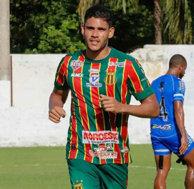 Jefinho celebra seu primeiro gol com a camisa do Sampaio Corrêa