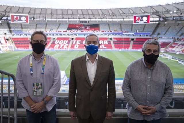 O presidente da CBF, Rogério Caboclo [centro], ao lado de Rubens Lopes [à esq.], presidente da Federação do Rio de Janeiro, e Luciano Hocsman, presidente da Federação Gaúcha