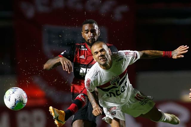 Dani Alves, do São Paulo, x Gerson, do Flamengo