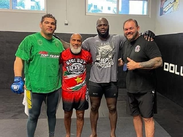 Jairzinho com os treinadores brasileiros Santa Cruz e Conan (Foto: Reprodução/Instagram)