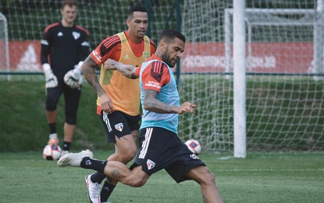 Daniel Alves e Luciano durante treino desta sexta-feira