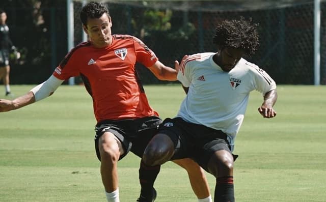 Elenco profissional treinou com os jogadores do Sub-20