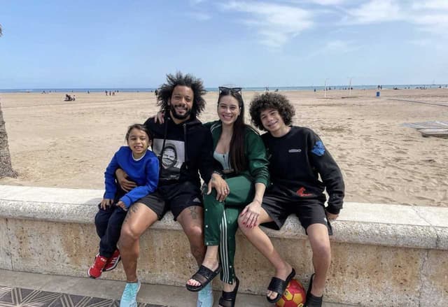 Marcelo e família em praia em Valência