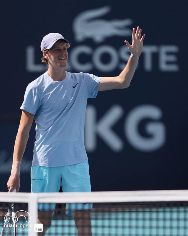 Jannik Sinner cumprimenta o público após se garantir na final em Miami