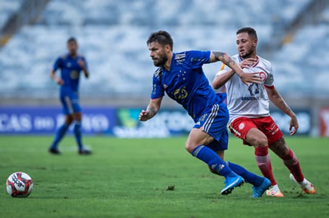 Sobis voltou a ser titular no jogo com o Tombense, mas não teve bom desempenho