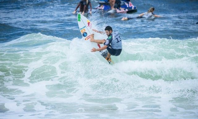 Adriano de Souza Mineirinho avança para a 3ª fase em Newcastle — Foto: Dunbar / WSL