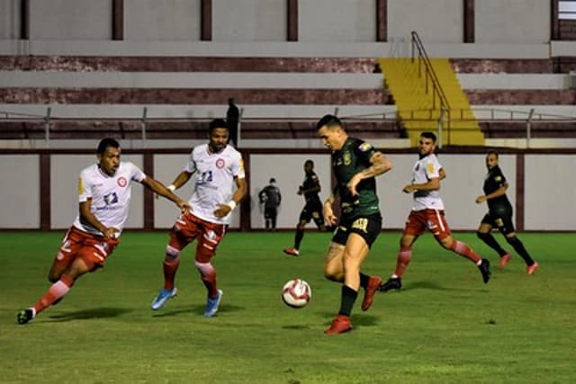 O América-MG não estava em uma boa jornada em Tombos, tendo dificuldades contra o Tombense