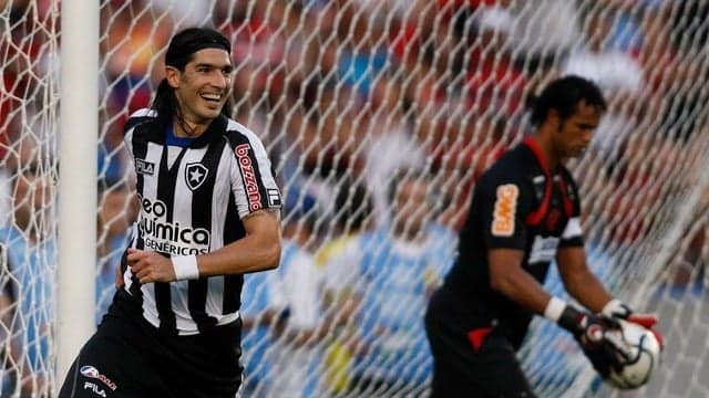 Loco Abreu marcou de cavadinha diante do Flamengo