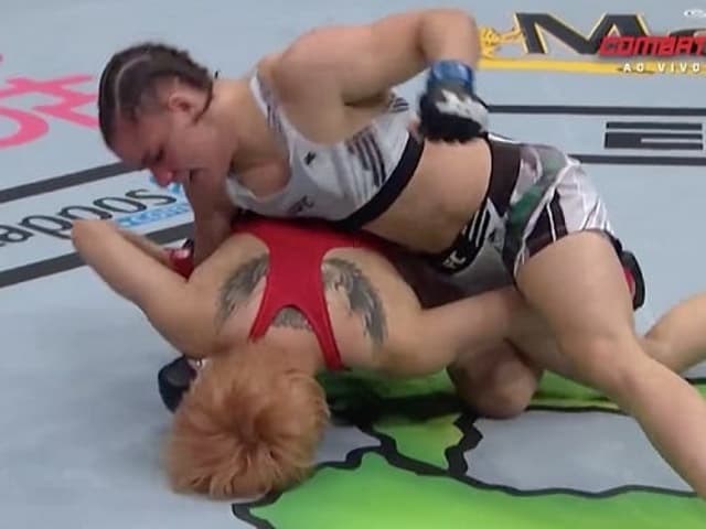 Ariane Sorriso abriu o card com uma vitória por nocaute técnico (Foto: Reprodução/Combate)