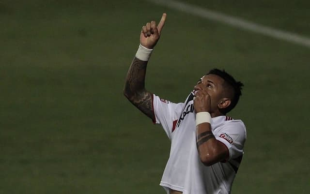 Galeano comemorou seu primeiro gol como profissional