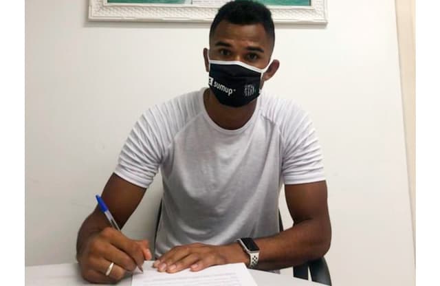 Zagueiro Derick assina a renovação de contrato com o Santos