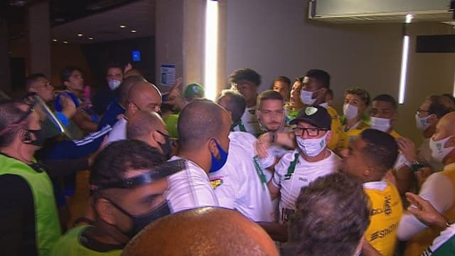 Uma grande confusão ocorreu no fim do jogo entre Cruzeiro e América-MG na entrada dos vestiários do Mineirão