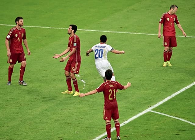 Aránguiz comemora o segundo gol do Chile contra a Espanha em 2014