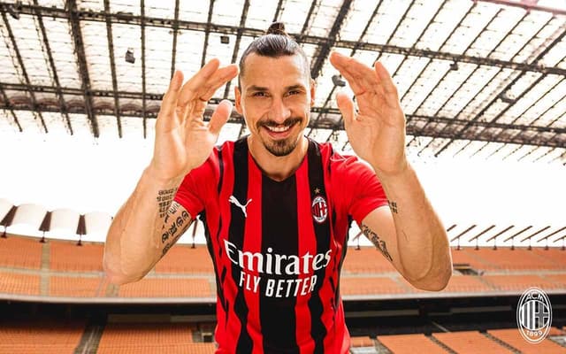 Ibrahimovic com a nova camisa do Milan