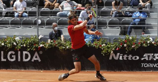 Stefanos Tsitsipas em ação contra Matteo Berrettini em Roma