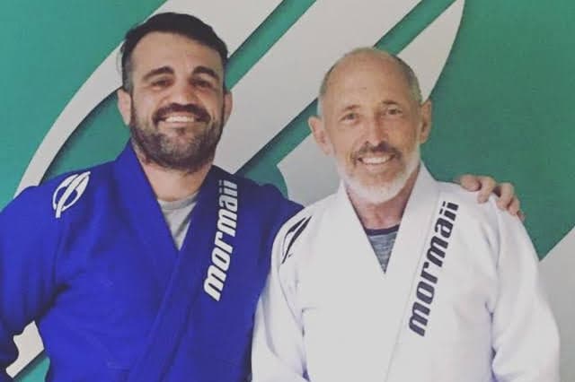 Morongo ao lado do ex-lutador do Bellator Ricardo Tirloni, licenciado da Mormaii e dono da KMNO Sports (que fabrica kimonos para GFTeam, Checkmat, Zenith e Atos)