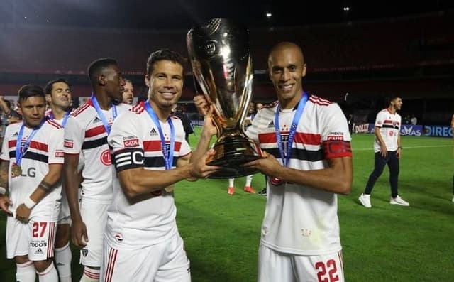 Miranda e Hernanes segurando a taça do Campeonato Paulista