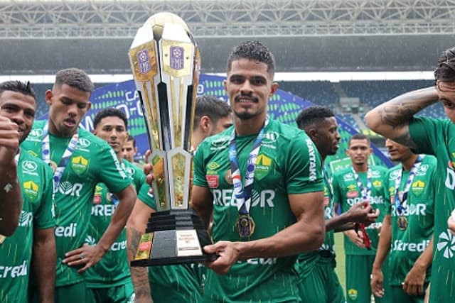 Lucas Ramon com a taça do Estadual