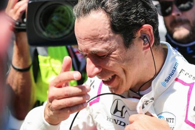 Helio Castroneves se emocionou ao conquistar a Indy 500 pela quarta vez (Foto: Marco Carvalho)