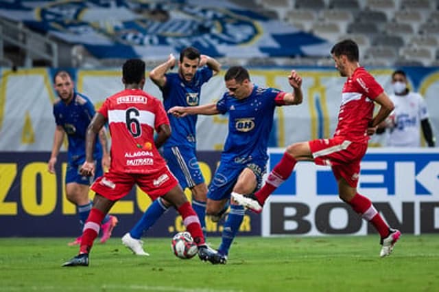 O Cruzeiro foi dominado pelo CRB em casa e já liga o alerta na Série B