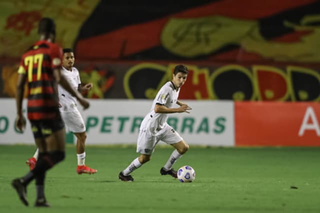 Nacho ganha a confiança e elogios de Cuca a cada nova apresentação pelo Galo