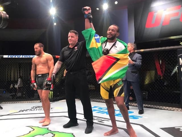 Carlston Harris celebra estreia vitoriosa no UFC e diz que virou celebridade em seu país