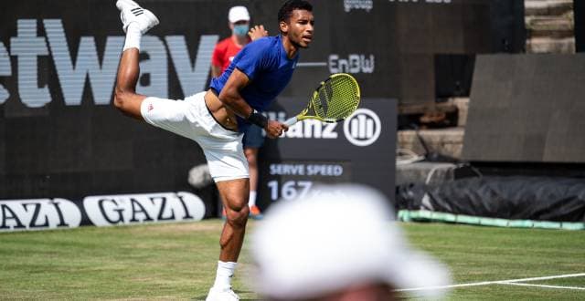 Felix Auger Aliassime em ação no ATP de Stuttgart