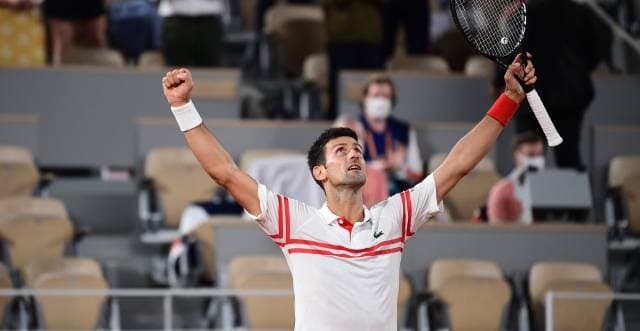 Djokovic celebra vitória sobre Nadal em Roland Garros